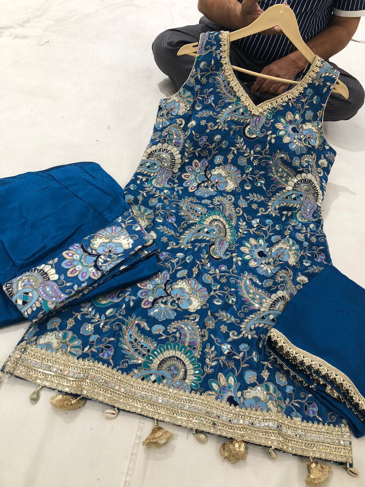 Embroidered suit Kanada Kulture