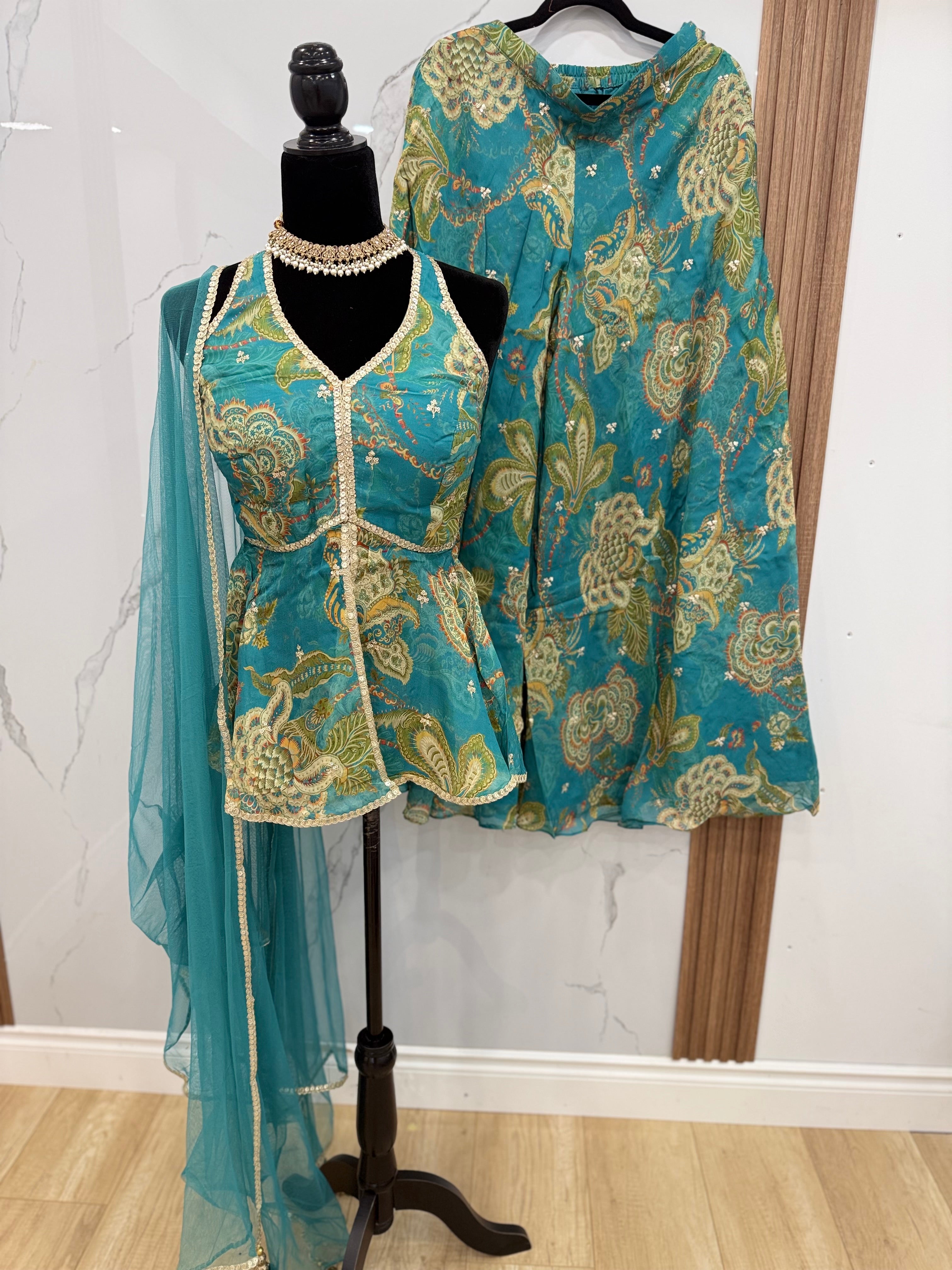 Halter summer suit with pockets in palazoo