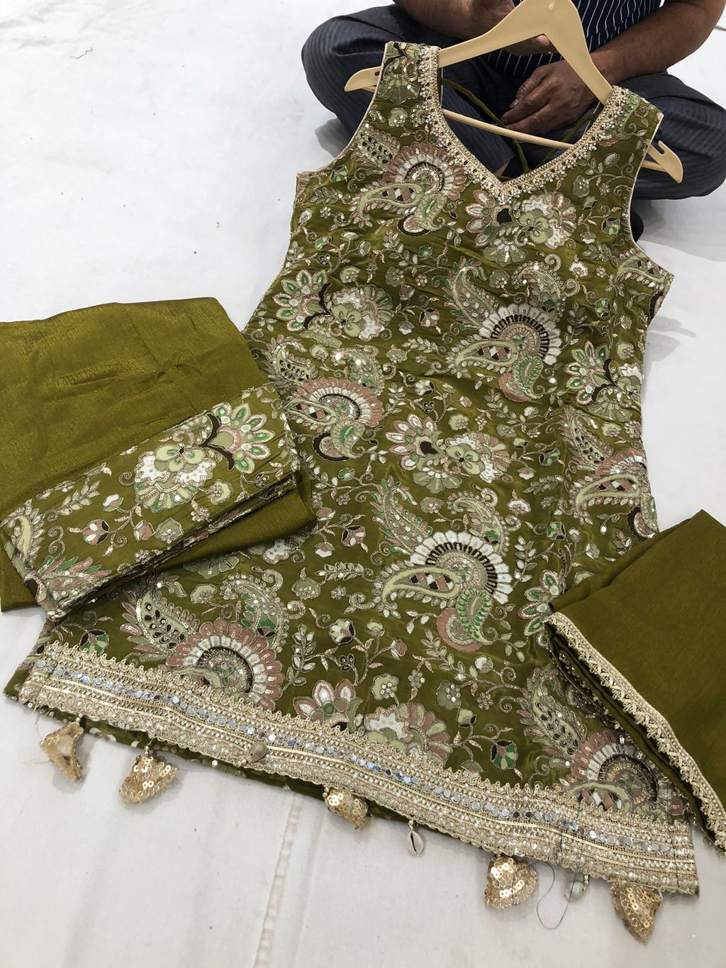 Embroidered suit Kanada Kulture