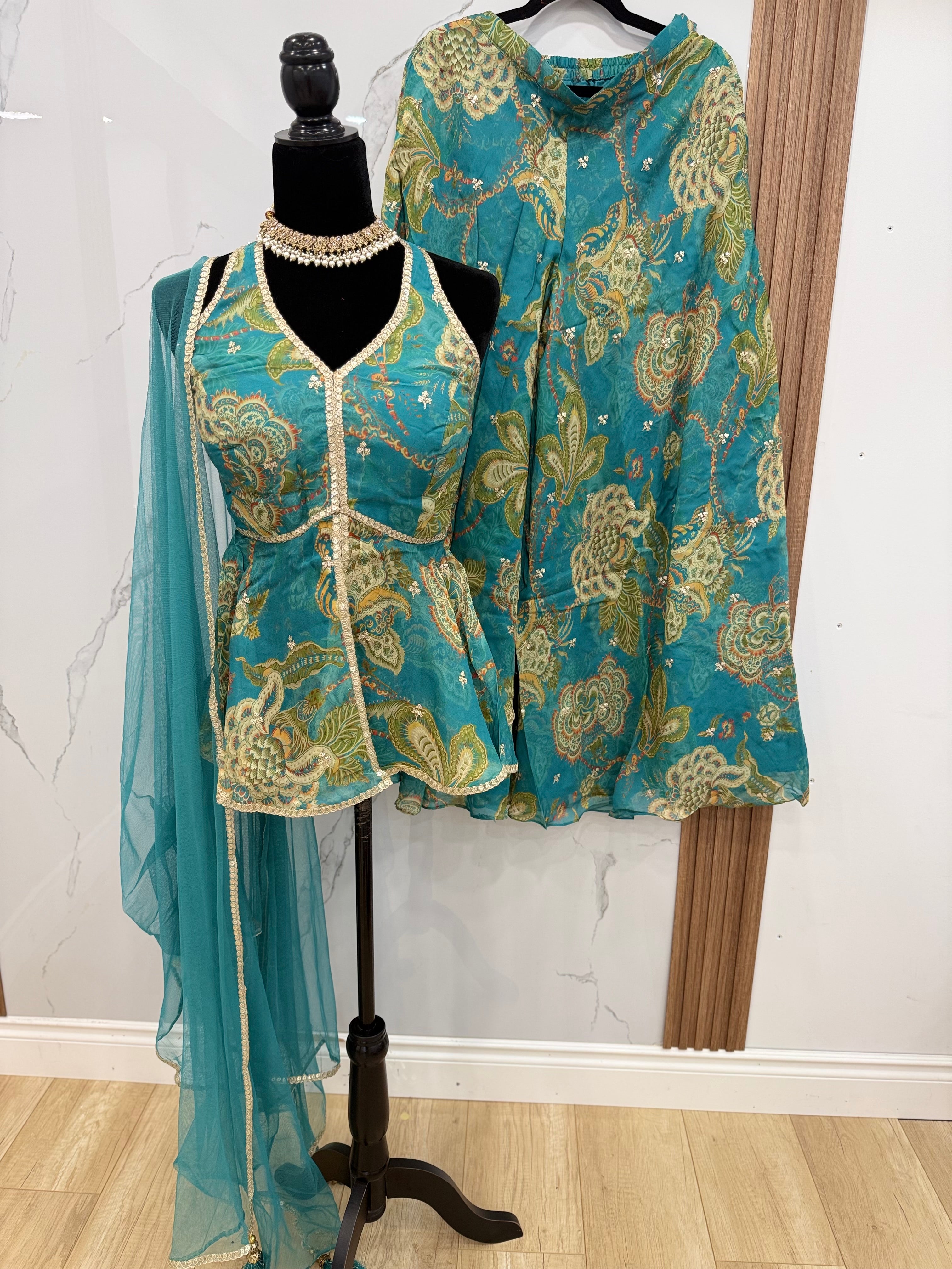 Halter summer suit with pockets in palazoo