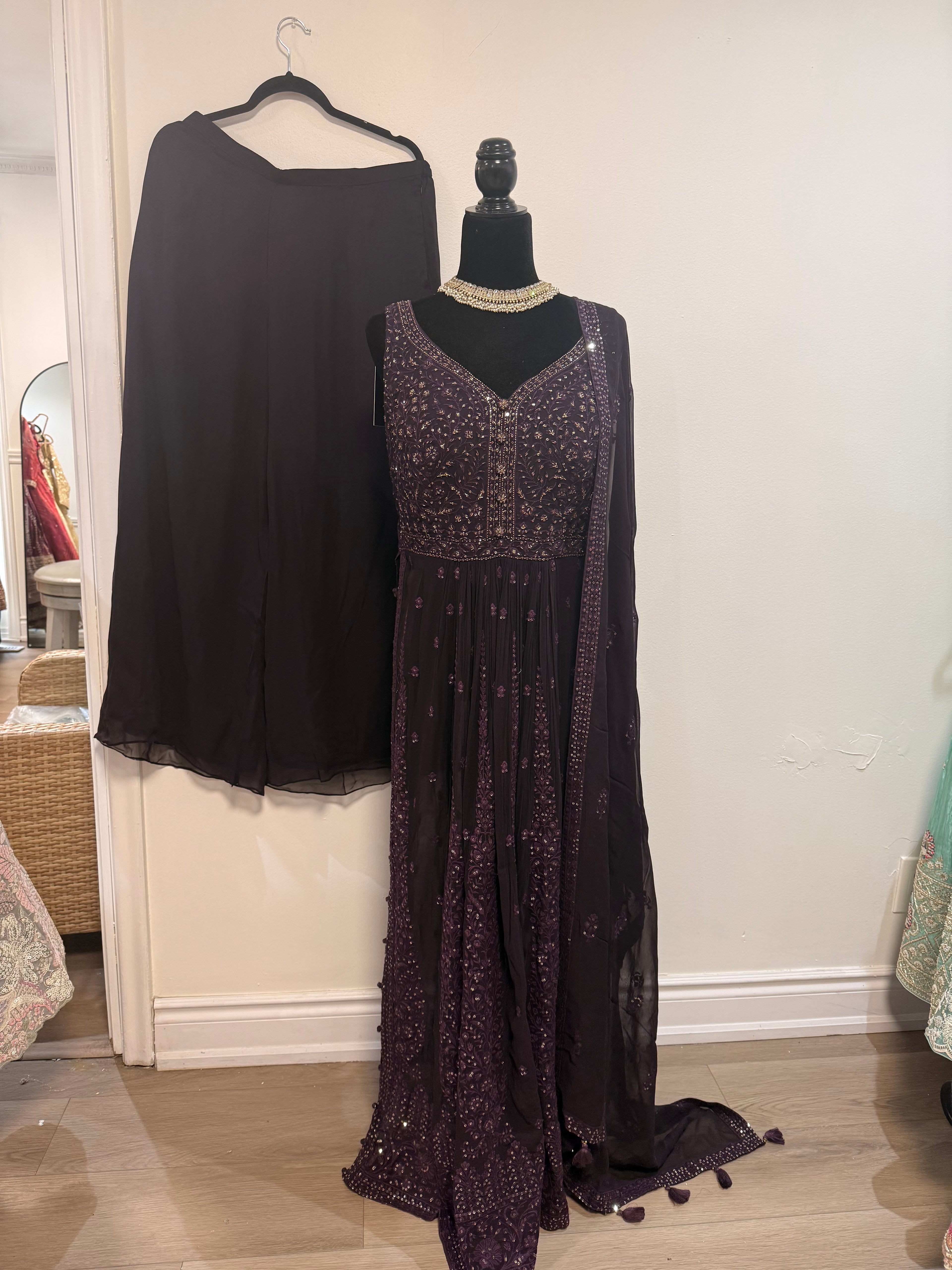 Nyra cut resham thread Embroidered suit – Kanada Kulture